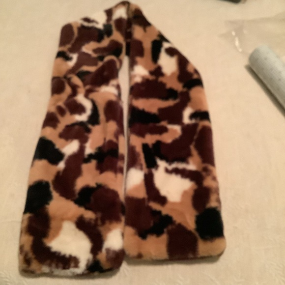 SPRIGS Faux Fur Pull thru Scarf with Zippered Pocket. NWOT - Picture 3 of 6